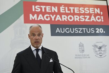 Budapest, 2022. augusztus 19.
Szalay-Bobrovniczky Krist�f honv�delmi miniszter besz�det mond a Honv�delmi Miniszt�rium �s a Magyar Honv�ds�g augusztus 20-i k�zponti �nneps�g�n a Stef�nia Palota - Honv�d Kultur�lis K�zpontban 2022. augusztus 19-�n.
MTI/K