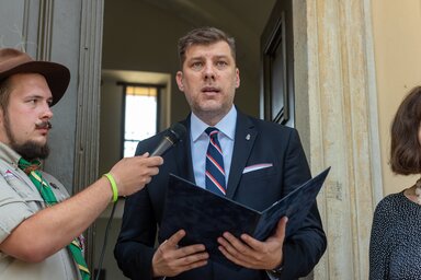 Kolozsv�r, 2022. augusztus 19.
Szil�gyi P�ter, a Minisztereln�ks�g nemzetpolitik��rt felel�s helyettes �llamtitk�ra besz�det mond a magyar �llam t�mogat�s�val meg�j�tott Bethlen-kripta �tad�s�n a kolozsv�ri H�zsong�rdi temet�ben 2022. augusztus 19-�n.
M