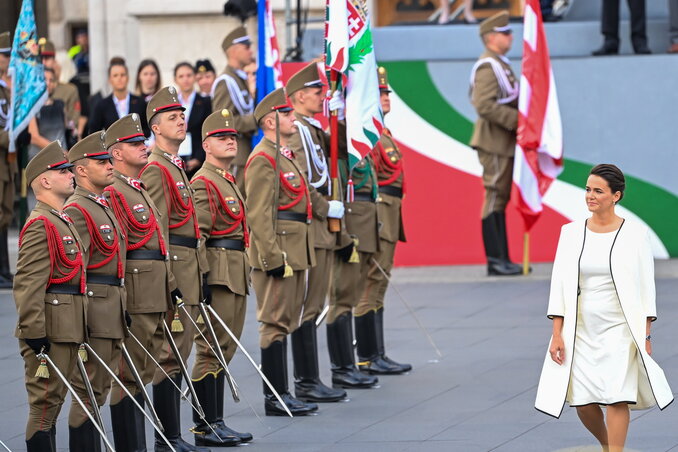Novák Katalin köztársasági elnök elhalad a katonai díszegység előtt (Fotó: MTI) Novák Katalin köztársasági elnök elhalad a katonai díszegység előtt (Fotó: MTI)