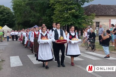 A szentmise után a megszentelt kenyeret a szabadtéri színpadra vitték a kultúrkör néptáncosai (Fotó: Kancsár Izabella)