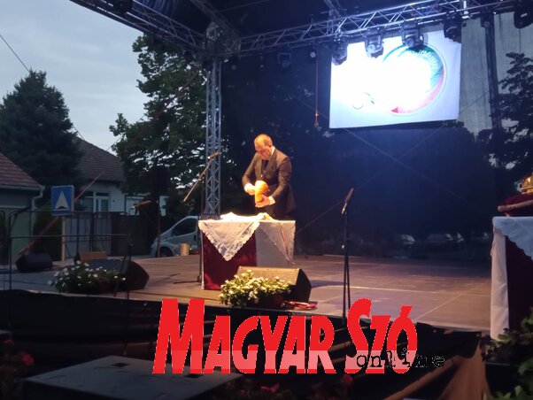 Kiss Igor, az óbecsei községi képviselő-testület elnöke megszegte az új búzából készült kenyeret (Fotó: Kancsár Izabella) Kiss Igor, az óbecsei községi képviselő-testület elnöke megszegte az új búzából készült kenyeret (Fotó: Kancsár Izabella)