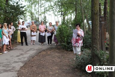 Szőke Anna István királyról beszél (Lakatos János felvétele)