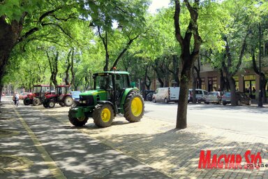 Csütörtökön a kora délutáni órákban már csak néhány traktor tartózkodott a város központjában (Benedek Miklós felvétele)