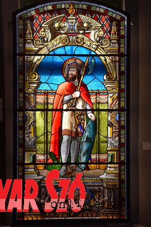 Az értékes vitrázsokat dr. Korhecz Papp Zsuzsanna restaurálta (Fotó: Molnár Edvárd) Az értékes vitrázsokat dr. Korhecz Papp Zsuzsanna restaurálta (Fotó: Molnár Edvárd)