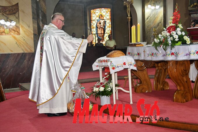 Megszentelték az új kenyeret Magyarkanizsán (Fotó: Puskás Károly) Megszentelték az új kenyeret Magyarkanizsán (Fotó: Puskás Károly)