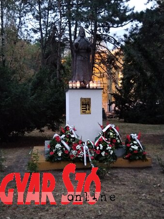 Szent István szobra a koszorúkkal Szent István szobra a koszorúkkal