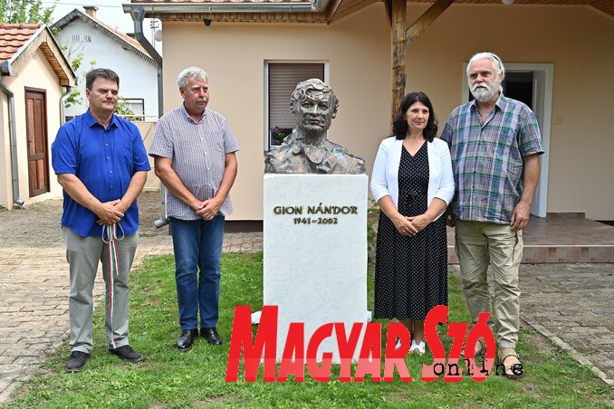 Az emlékház munkatársai (balról jobbra): Paraczky László, Németh Dezső, Horváth Futó Hargita és Szilágyi László, a mellszobor készítője (Fotó: Ótos András)