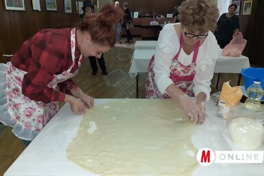 Rétesnyújtás a múlt évi fesztivál alkalmával (Kazinczy Paszterkó Diana felvétele)