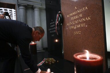 Budapest, 2022. augusztus 23.
Navracsics Tibor ter�letfejleszt�si miniszter m�cses helyez el a totalit�rius diktat�r�k �ldozatainak eur�pai eml�knapja alkalm�b�l rendezett megeml�kez�sen Budapesten, a Terror H�za M�zeumban 2022. augusztus 23-�n.
MTI/Kos