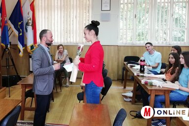 A Világos Adriana és valamennyi Vuk-diplomás diák alkalmi ajándékban, köszönőlevélben, és virág ajándékban részesült (Tóth Péter felvétele)