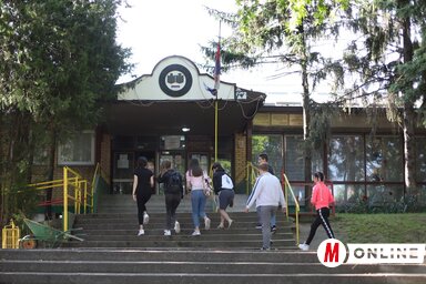 Lassan becsöngetnek a bácsfeketehegyi Nikola Đurković Általános Iskolába is (Lakatos János felvétele)