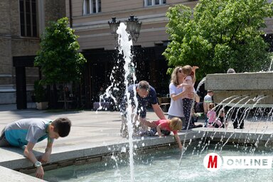Tegnap „csak” 32 volt, a következő napokban azonban még 3-6 fokkal melegebb lesz. A felvétel Újvidék központjában készült (Dávid Csilla felvétele)