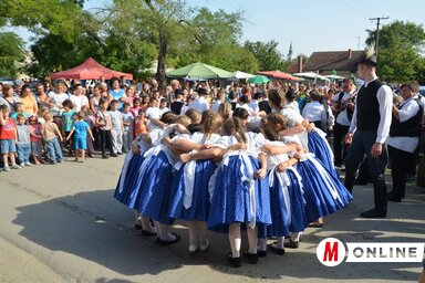 A szüreti napoknak hagyományosan része a táncos felvonulás  (Lakatos János felvétele)