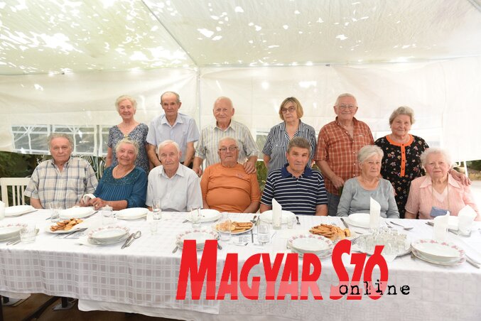 A kishegyesi 80-asok egy csoportjának az osztálytalálkozója, akik 65 évvel ezelőtt fejezték be az általános iskola 8. osztályát (Tóth Péter felvétele) A kishegyesi 80-asok egy csoportjának az osztálytalálkozója, akik 65 évvel ezelőtt fejezték be az általános iskola 8. osztályát (Tóth Péter felvétele)