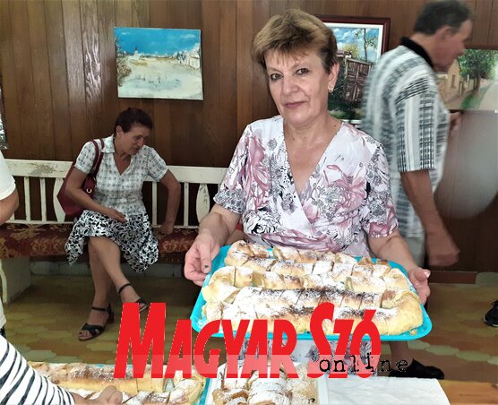 Kisült a pacséri rétes – mutatja Hunyadi Teréz, a női fórum vezetője (Kazinczy Paszterkó Diana felvétele) Kisült a pacséri rétes – mutatja Hunyadi Teréz, a női fórum vezetője (Kazinczy Paszterkó Diana felvétele)