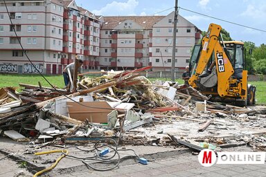 A bontás kedden is folytatódott, az étkezdesor mindenekelőtt a közelben lévő, tágas parkolónak köszönhette népszerűségét (Fotó: Ótos András felvétele)