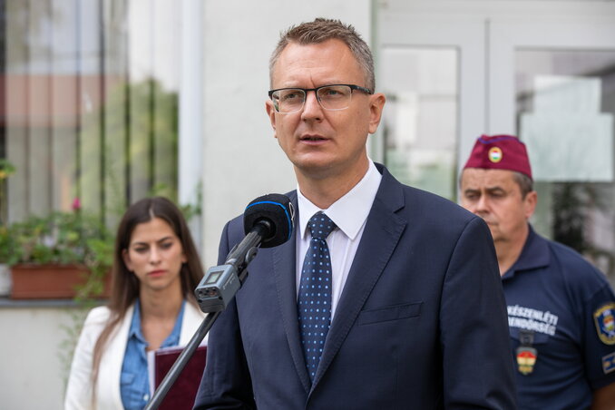 Rétvári Bence nyilatkozik a sajtónak, mögötte balról Szentkirályi Alexandra (Fotó: MTI) Rétvári Bence nyilatkozik a sajtónak, mögötte balról Szentkirályi Alexandra (Fotó: MTI)