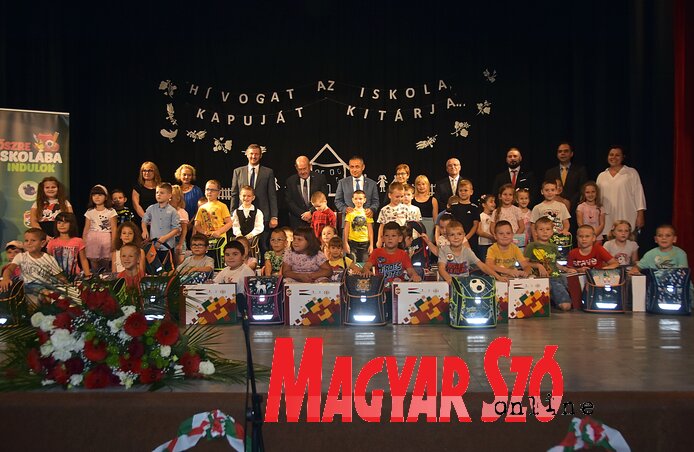 Negyvennyolc kisdiák vette át a beiskolázási csomagot (Fotó: Gergely József) Negyvennyolc kisdiák vette át a beiskolázási csomagot (Fotó: Gergely József)
