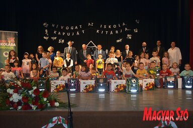 Negyvennyolc kisdiák vette át a beiskolázási csomagot (Fotó: Gergely József)