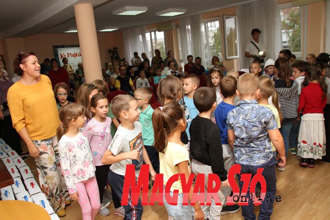 Egy boszorka van, három fia van, iskolába jár az egy, másik bocskort varrni megy. A harmadik itt a padon a dudáját fújja nagyon. De szép hangja van,danadanadan. Vicsek Annamária és a kicsik közösen énekelték a gyermekdalt (Fotó: Diósi Árpád felvétele) Egy boszorka van, három fia van, iskolába jár az egy, másik bocskort varrni megy. A harmadik itt a padon a dudáját fújja nagyon. De szép hangja van,danadanadan. Vicsek Annamária és a kicsik közösen énekelték a gyermekdalt (Fotó: Diósi Árpád felvétele)
