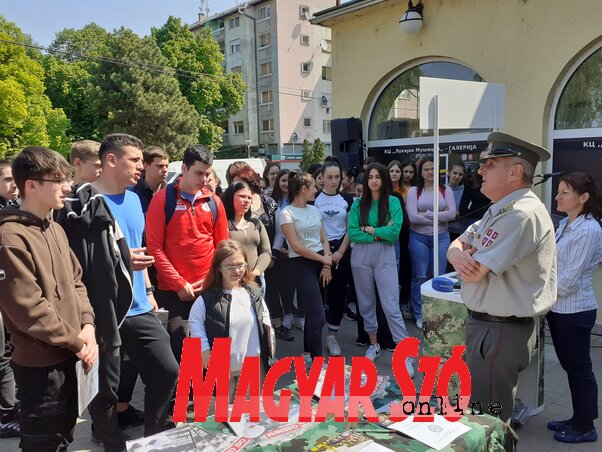 A Szerb Katonaság folyamatosan igyekszik népszerűsíteni a sorkatonai szolgálatot, a fotó Temerinben készült májusban, az ottani fiatalok nagy érdeklődést mutattak a felkínált lehetőség iránt (Fotó: Fúró Dénes felvétele)