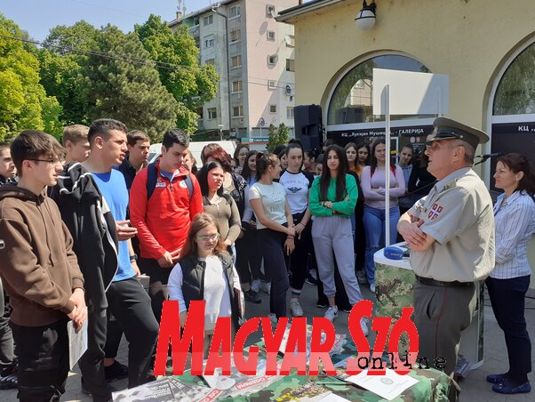 A Szerb Katonaság folyamatosan igyekszik népszerűsíteni a sorkatonai szolgálatot, a fotó Temerinben készült májusban, az ottani fiatalok nagy érdeklődést mutattak a felkínált lehetőség iránt (Fotó: Fúró Dénes felvétele) A Szerb Katonaság folyamatosan igyekszik népszerűsíteni a sorkatonai szolgálatot, a fotó Temerinben készült májusban, az ottani fiatalok nagy érdeklődést mutattak a felkínált lehetőség iránt (Fotó: Fúró Dénes felvétele)
