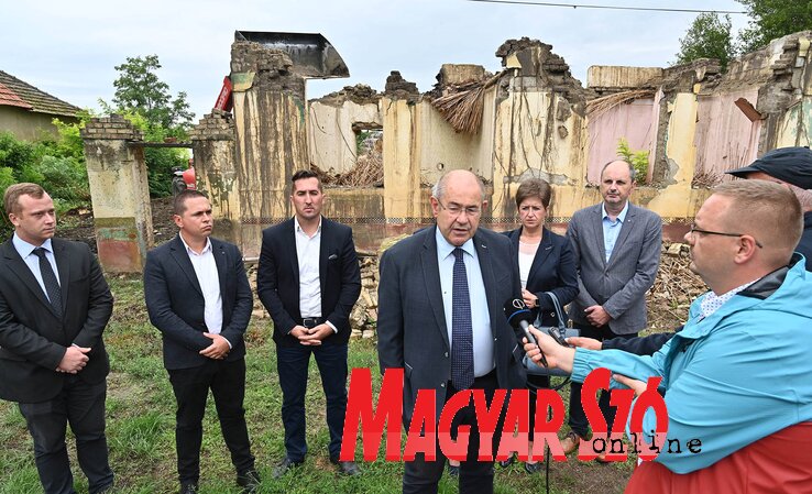 Pásztor István: Embertelen nyomásnak van kitéve a magyar határközeli településeken élő lakosság (Fotó: Ótos András felvétele) Pásztor István: Embertelen nyomásnak van kitéve a magyar határközeli településeken élő lakosság (Fotó: Ótos András felvétele)