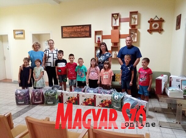 Csernyén az idén kilenc tanuló kapta meg a beiskolázási csomagot (Fotó: Vidács Hajnalka)