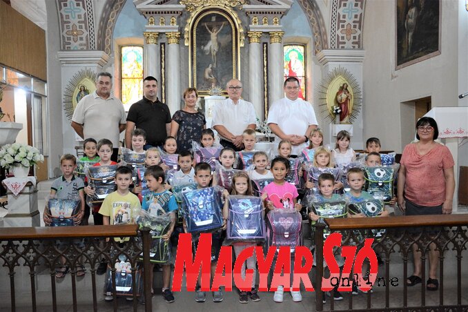 Csoportfotó a magyarul tanuló elsős diákokkal a szenttamási római katolikus templomban (Fotó: Paraczky László)