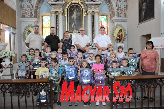 Csoportfotó a magyarul tanuló elsős diákokkal a szenttamási római katolikus templomban (Fotó: Paraczky László) Csoportfotó a magyarul tanuló elsős diákokkal a szenttamási római katolikus templomban (Fotó: Paraczky László)