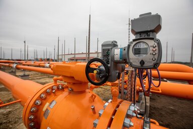 Kiskundorozsma, 2021. szeptember 30.
Nagynyom�s� f�ldg�zsz�ll�t� cs�vezet�k a Kiskundorozsma Nemzetk�zi M�r��llom�son 2021. szeptember 30-�n.
MTI/Rosta Tibor