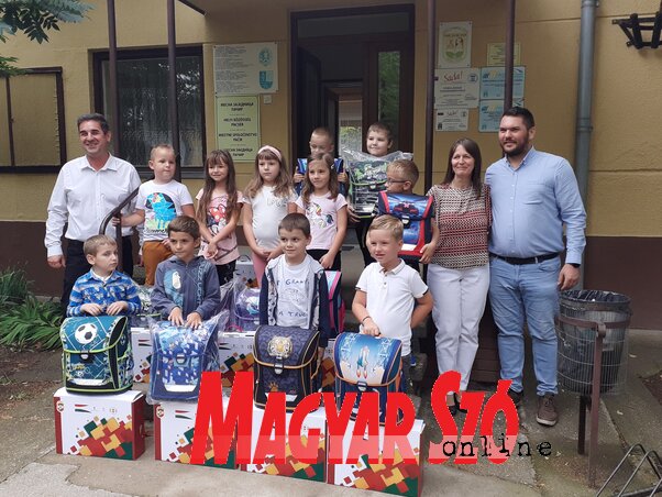 A pacséri elsősök a helyi közösségben vehették át az MNT és a Rákóczi Szövetség beiskolázási csomagját (Kazinczy Paszterkó Diana felvétele) A pacséri elsősök a helyi közösségben vehették át az MNT és a Rákóczi Szövetség beiskolázási csomagját (Kazinczy Paszterkó Diana felvétele)