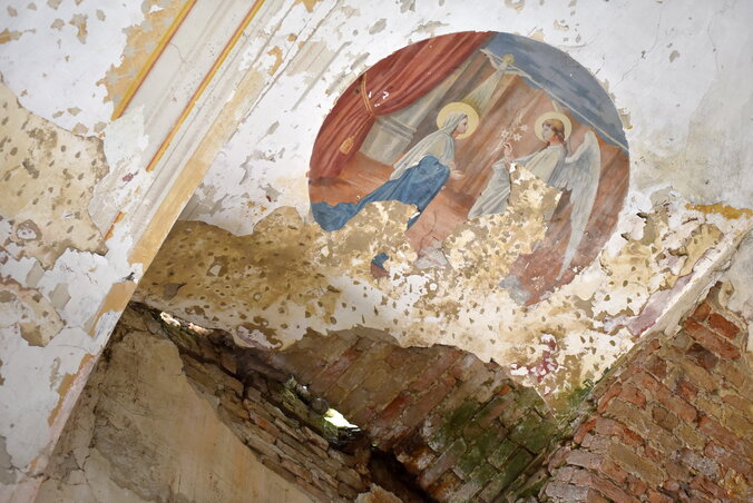 A freskók a templom egykori szépségéről árulkodnak