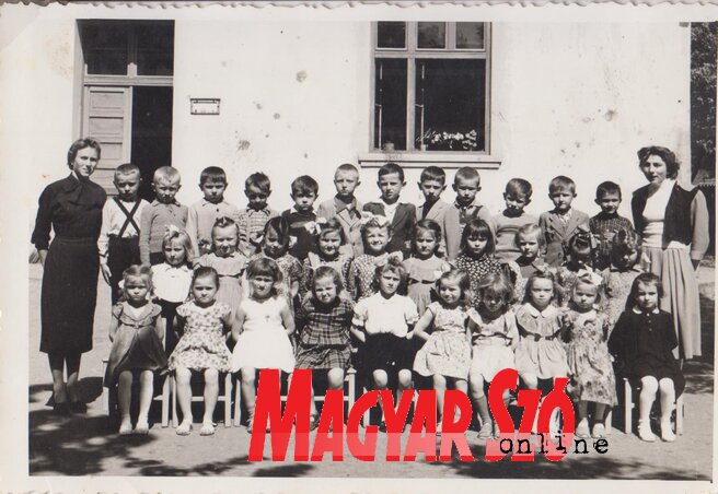 A begluki óvoda idősebb csoportja az 1959/60-as tanévben. Balról Óder Katica óvodai dajka, jobbról Fenyvesi Mária