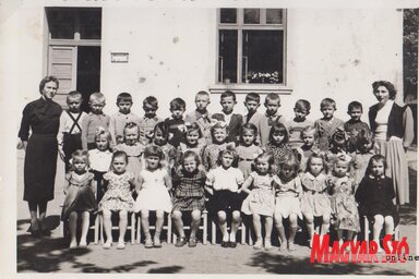 A begluki óvoda idősebb csoportja az 1959/60-as tanévben. Balról Óder Katica óvodai dajka, jobbról Fenyvesi Mária