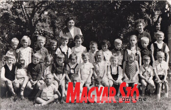 A tuki óvoda 1968/69-es generációja. Középen Fenyvesi Mária, jobbról Fehér Rozália óvodai dajka