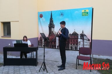 Tehetséges fiatalok a múzeum udvarában (Fotó: Lukács Melinda felvétele)