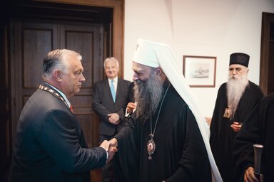 Budapest, 2022. szeptember 5.
A Minisztereln�ki Sajt�iroda �ltal k�zreadott k�pen Porfirije szerb ortodox p�tri�rka (k) �tadja a Szent Sz�va �rdemrend arany fokozata kit�ntet�st Orb�n Viktor minisztereln�knek (b) a Karmelita kolostorban 2022. szeptember 