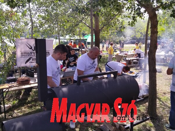 A szervezők csapata egy nagyobb méretű barbecue-sütővel (Fotó: Gecse Attila felvétele) A szervezők csapata egy nagyobb méretű barbecue-sütővel (Fotó: Gecse Attila felvétele)