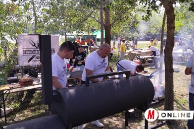 A szervezők csapata egy nagyobb méretű barbecue-sütővel (Fotó: Gecse Attila felvétele)