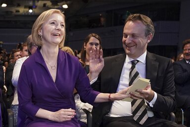 Liz Truss megválasztása pillanatában férjével, Hugh O’Learyvel a londoni Queen Elizabeth II Centre kongresszusi termében (Fotó: Beta/AP)