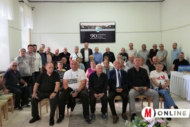 Csoportkép a jubileumi ünnepség résztvevőivel (Fotó: Tóth Péter)