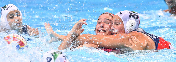 Mahieu Geraldine és a spanyol Paula Leiton Arrones centercsatája (Fotó: MTI)