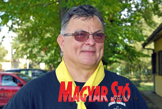Zélity Mihály bezdáni plébános vezeti a Moholról indult menetet (Fotó: Gergely Árpád felvétele) Zélity Mihály bezdáni plébános vezeti a Moholról indult menetet (Fotó: Gergely Árpád felvétele)