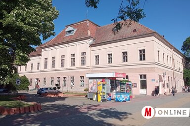 Az óbecsei Városi Színház épülete a város központjában (Fotó: Kancsár Izabella)