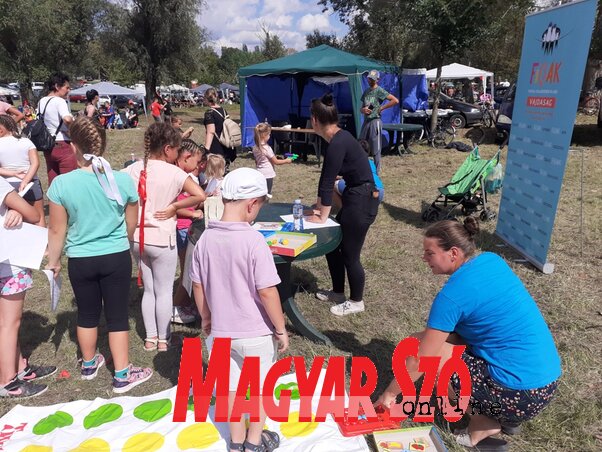 A gyerekek számára szórakoztató és fejlesztő játékokat szervezett a Ficsak Vajdaság csapata (Kazinczy Paszterkó Diana felvétele) A gyerekek számára szórakoztató és fejlesztő játékokat szervezett a Ficsak Vajdaság csapata (Kazinczy Paszterkó Diana felvétele)