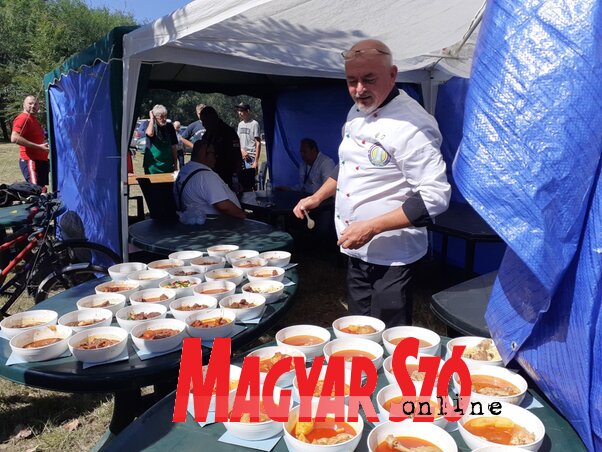 A 220 bogrács tartalmáról vajdasági és magyarországi ízlelőbimbók formáltak véleményt (Kazinczy Paszterkó Diana felvétele) A 220 bogrács tartalmáról vajdasági és magyarországi ízlelőbimbók formáltak véleményt (Kazinczy Paszterkó Diana felvétele)