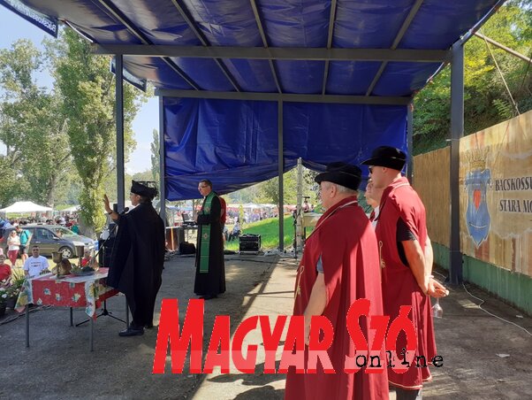 Katolikus és református áldás az idei termésre (Kazinczy Paszterkó Diana felvétele) Katolikus és református áldás az idei termésre (Kazinczy Paszterkó Diana felvétele)