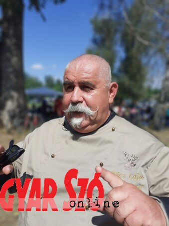 Az igazi birkapörkölt egész birkából készül, hagymával, igazi paprikával, kevés vízzel, szigorúan bor nélkül (Kazinczy Paszterkó Diana felvétele) Az igazi birkapörkölt egész birkából készül, hagymával, igazi paprikával, kevés vízzel, szigorúan bor nélkül (Kazinczy Paszterkó Diana felvétele)