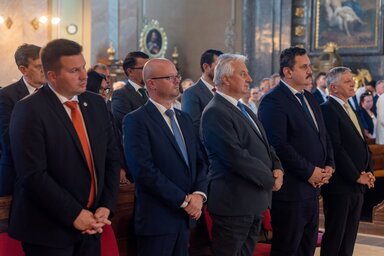 Szatm�rn�meti, 2022. szeptember 8.
Grezsa Csaba kolozsv�ri f�konzul, Keresk�nyi G�bor polg�rmester, Semj�n Zsolt minisztereln�k-helyettes, Pataki Csaba, a Szatm�r megyei tan�cs eln�ke �s Grezsa Istv�n miniszteri biztos (b-j) a k�z�ss�gi �s lelki t�rk�nt 